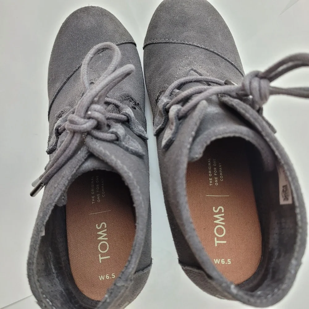 TOMS Desert Wedge 10012957 Grey Suede Lace Up Ankle Booties Womens 6.5 Excellent